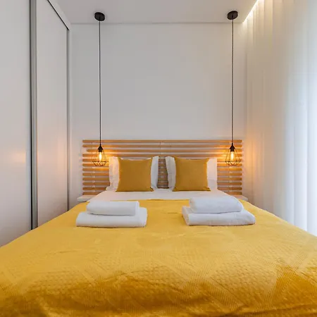 New By The Metro Iv Apartment *