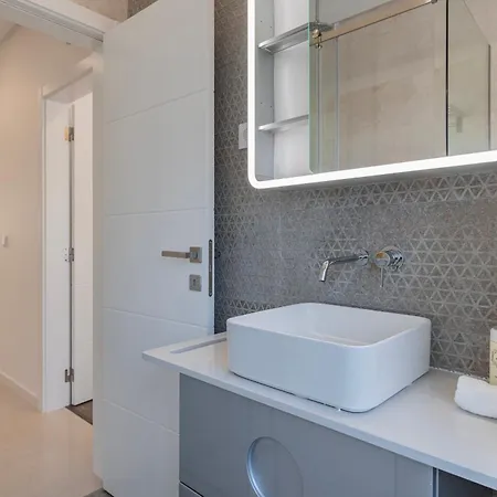 Apartment New By The Metro Iv Lisbon