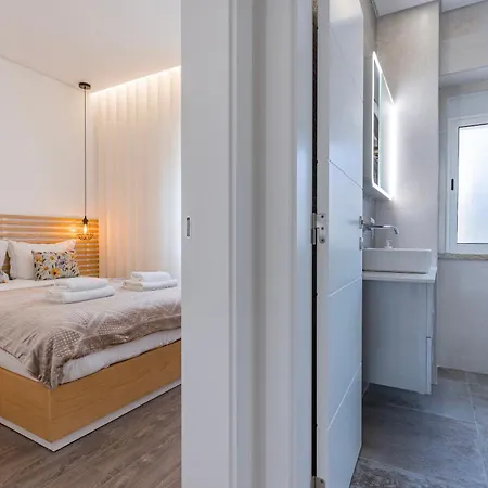 New By The Metro Iv Apartment *