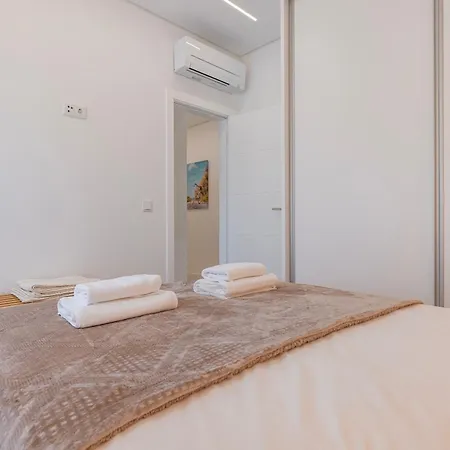 Apartment New By The Metro Iv