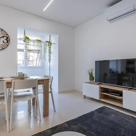 New By The Metro Iv Apartment *